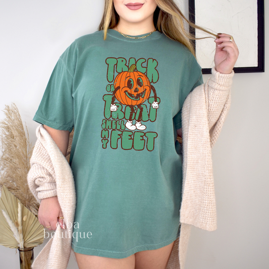 Trick or Treat Smell my Feet Cute Halloween T-Shirt